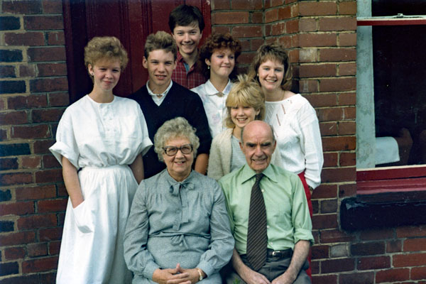 Thomas and Hilda Lunn - Golden Wedding Anniversary (1985)<br>with their Grand-children<br>Nicola - Martin - Jonathan - Joanne - Claire - Janet