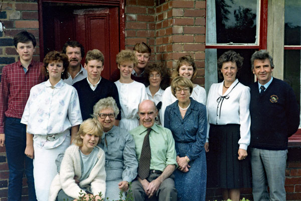 Thomas and Hilda Lunn - Golden Wedding Anniversary (1985)<br>with their family